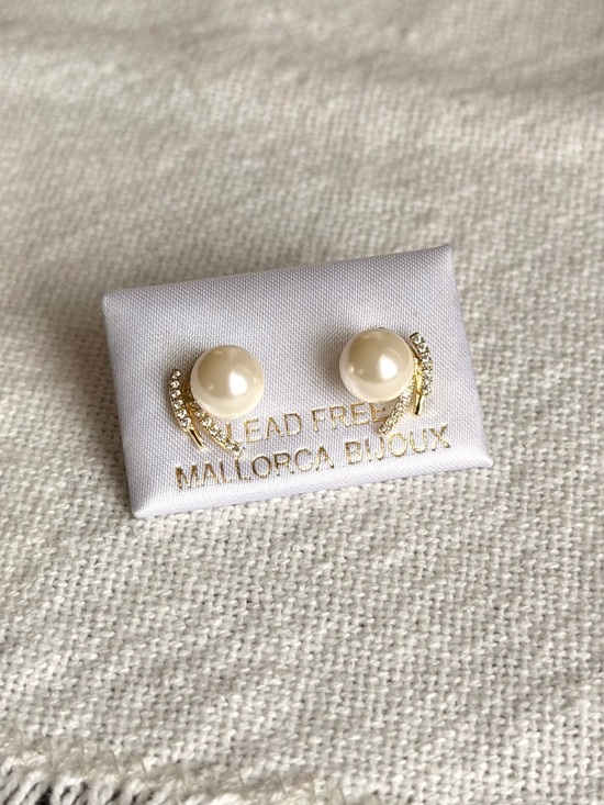 Jewelry - NEW! Pearl and Crystal Stud Earrings in Cream and Gold
